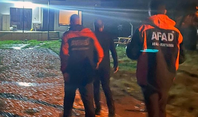 Aracı akıntıya kapılan vatandaş son anda kurtuldu