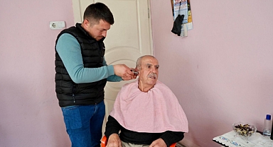 BAŞKAN MEHMET KIVRAK, EVDE TIRAŞ HİZMETİYLE BÜYÜKLERİN YANINDA OLUYOR