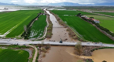 Büyük Menderes nehri, köprü seviyesine yükseldi  