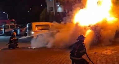  Denizli’de park halindeki araç alev alev yandı   