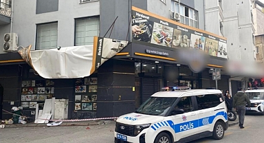  Efeler’de şiddetli rüzgar tabelaları kopardı, iş yerlerinde hasar oluştu 