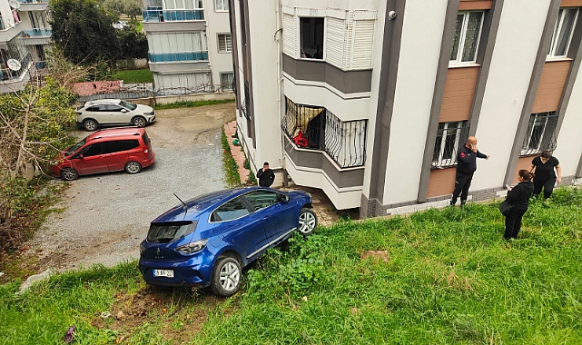 Fren yerine gaza basınca, sitenin bahçesine yuvarlandı