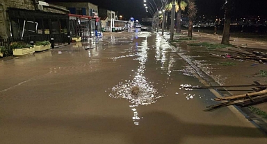 İZMİR'DE DERELER TAŞTI FOÇA SULAR ALTINDA KALDI