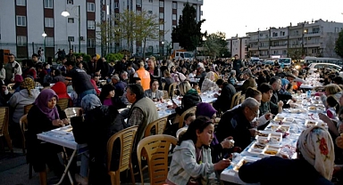 Kuşadası Belediyesi'nden Ramazan ayı boyunca 18 bin kişilik iftar yemeği   