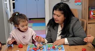 KUŞADASI’NDA MİNİK ELLER TASARLADIKLARI EVLERİN BAHÇESİNE TOHUM EKTİ