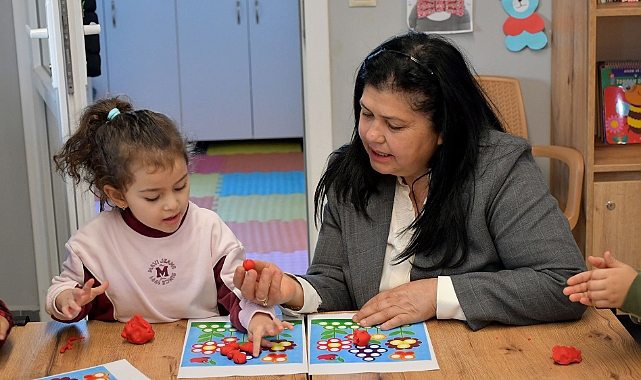 KUŞADASI’NDA MİNİK ELLER TASARLADIKLARI EVLERİN BAHÇESİNE TOHUM EKTİ