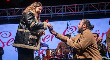 KUŞADASI’NDA SEVGİLİLER GÜNÜ EVLENME TEKLİFİYLE TAÇLANDI