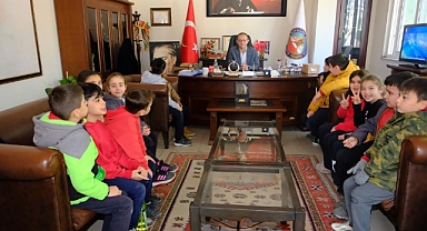 Kuyucak Belediye Başkanı Doğanca, öğrencileri belediyede ağırladı