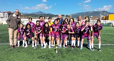 Nazilli Beşeylül Ortaokulu kız futbol takımı il şampiyonu oldu   