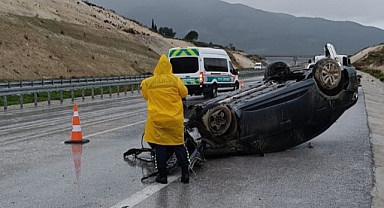 OTOYOLDA OTOMOBİL TAKLA ATTI KADIN SÜRÜCÜ YAŞAM SAVAŞI VERİYOR