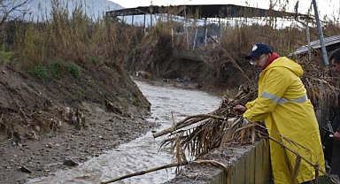 SAĞANAK YAŞIŞ SONRASI BAŞKAN CİZMELERİ GİYDİ SAHAYA İNDİ