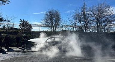 Uşak’ta yangın çıkan cip küle döndü   