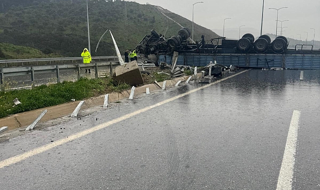 YAĞIŞ KAZA GETİRDİ 2 SÜRÜCÜ YARALANDI