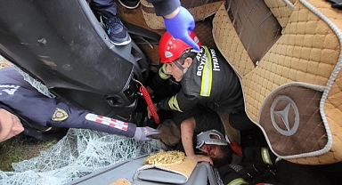 YARALI SÜRÜCÜYÜ KURTARMAK İÇİN ZAMANA KARŞI YARIŞTILAR