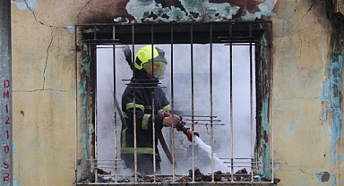 Alevler evi sardı, mahallede panik yaşandı   