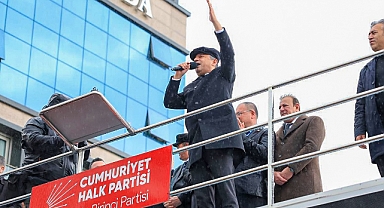 BAŞKAN ANIL YETİŞKİN İLE CHP LİDERİ ÖZEL DEMOKRASİ MİTİNGİNDE YAN YANA