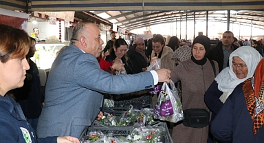 Bozdoğan’da 8 Mart Geleneği: Başkan Özel Kadınlara Çiçek Dağıttı