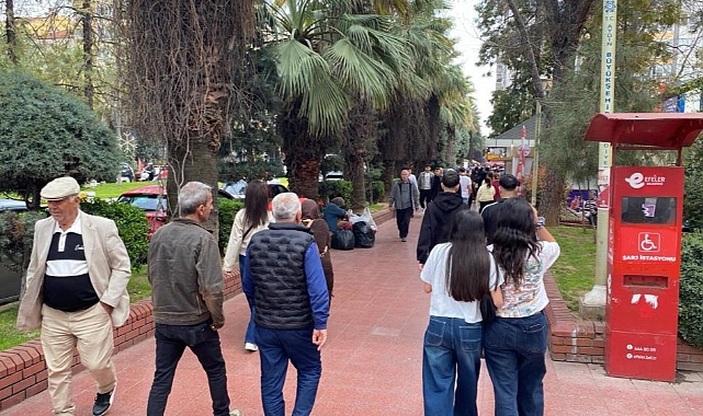 Çarşı ve sokaklarda bayram yoğunluğu     