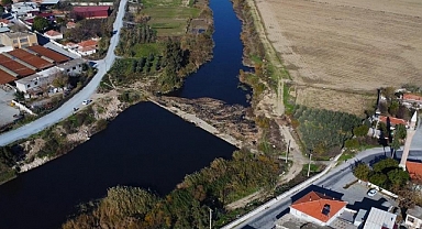 Doğaseverler tarihi taş köprüye dikkat çekti