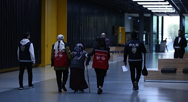 ESRA EROL, 76 YAŞINDA SOKAKTA KALAN HİLMİYE TEYZE’NİN UMUDU OLDU!