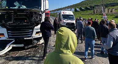 Hatalı sollama yapan otomobil kamyona çarptı