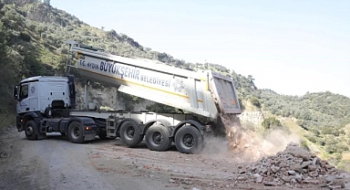 İncirliova’da çökme yaşanan yolda çalışmalar sürüyor   