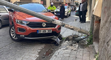 Kontrolden çıkan otomobil aydınlatma direğini devirdi