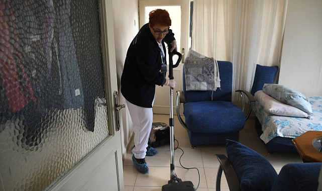 KUŞADASI BELEDİYESİ’NDEN YIL BOYU SÜREN EVDE BAKIM HİZMETİ BAYRAM ÖNCESİ DE DEVAM EDİYOR