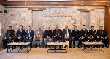 KUŞADASI’NDA İLÇE PROTOKOLÜ VATANDAŞLARLA BAYRAMLAŞTI