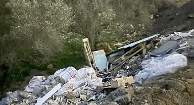 KUŞADASI'NDA KAÇAK MOLOZ DÖKERKEN SUÇÜSTÜ YAKALANAN KAMYONET SÜRÜCÜSÜNE CEZA