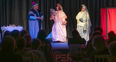 KUŞADASI TİYATRO GÜNLERİ’NDE KAHKAHA DOLU ANLAR YAŞANDI