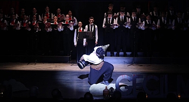 Öğrencilerinin ‘Bir Hilal Uğruna’ oratoryosu ayakta alkışlandı 