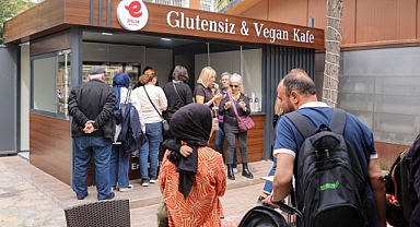 BAŞKAN ANIL YETİŞKİN SÖZÜNÜ TUTTU: MENDERES PARK’TA VEGAN KAFE DÖNEMİ YOĞUN İLGİYLE BAŞLADI