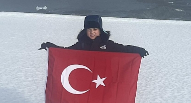 7 yaşındaki Pars, Güney Kutbu’nda Türk bayrağı açtı