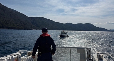 ARIZA SEBEBİ İLE AÇIĞA SÜRÜKLENEN TEKNEDEKİLER KURTARILDI