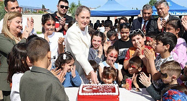 ÇOCUKLAR 23 NİSAN BAYRAMINI DOYASIYA KUTLUYOR