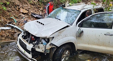 Kamyonet dere yatağına düştü: 2 yaralı   