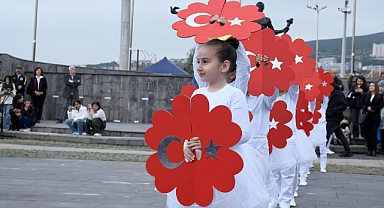 KUŞADASI’NDA 23 NİSAN ULUSAL EGEMENLİK VE ÇOCUK BAYRAMININ COŞKUYLA KUTLANDI