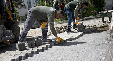 KUŞADASI'NDA SEZON MESAİSİ: BELEDİYE YOL TAMİRATLARINA HIZ VERDİ