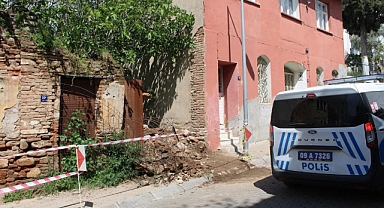 TARİHİ KONAĞIN BAHÇESİNDE KAÇAK KAZI