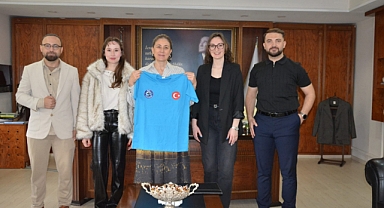 YÜZME ANTRENÖRLERİ KAYMAKAM KAN'I ZİYARET ETTİ.