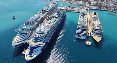 Kuşadası'na 4 gemi ile 10 bin 800 turist geldi   