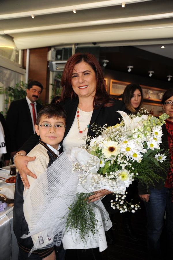  BAŞKAN ÇERÇİOĞLU’NA “ SİYASET ÖNDERİ ÖRNEK KİŞİLİK” PLAKETİ VERİLDİ