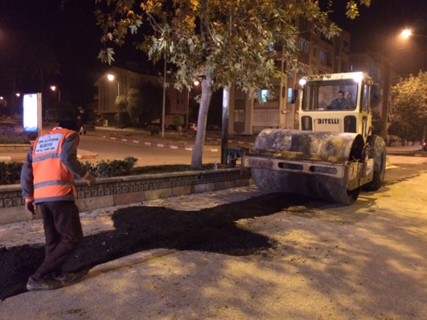 BÜYÜKŞEHİR BELEDİYESİ NAZİLLİ’DE YOLLARI DÜZELTİYOR